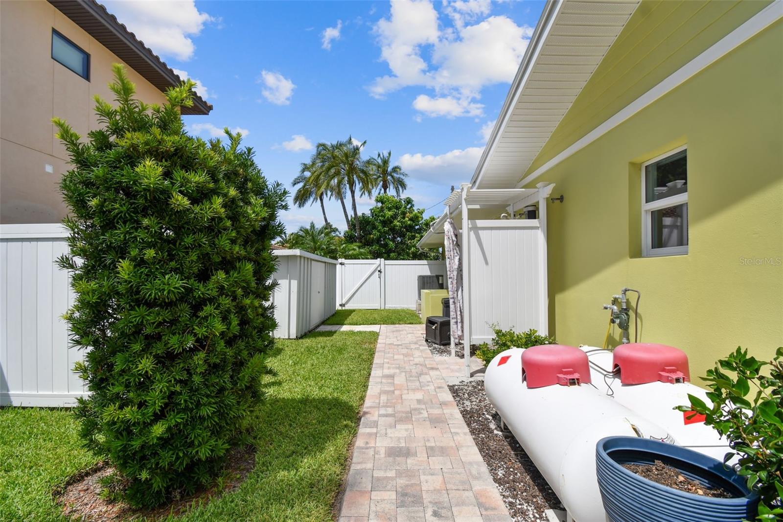 CAPRI ISLE - Residential