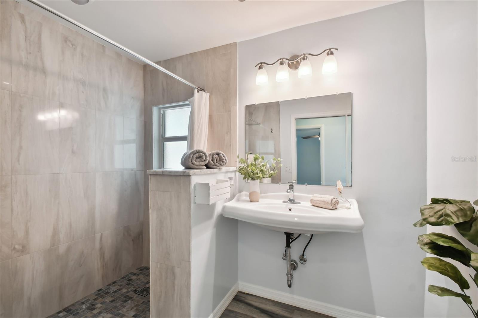 CAPRI ISLE - Residential