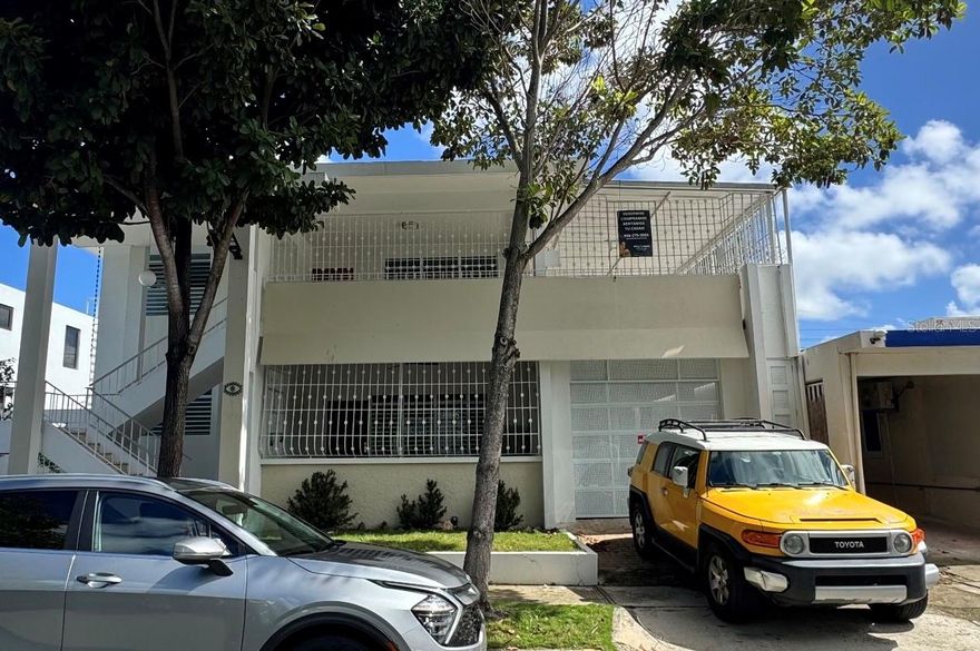 Este apartamento está precioso, amplio, muy fresco y con mucha luz natural.  Recién remodelado en 1er nivel de una casa de 2 niveles, en localización privilegiada con una facil acceso a ave. Roosevelt y expreso las Américas.  A solo 1 minuto de Plaza Las Americas y Clínica las Americas. Detrás del antiguo Restaurante El Zipperle.  Tiene fresco balcón. Todos los cuartos con aires inverters nuevos e incluye pequeño patio lateral con Lavadora y Secadora.  Se requiere verificación de referencias através de rentspree  mas una Fianza (seguro de rentas que cuesta aproximadamente $150), ambos pagos x el solicitante, de ser aprobado se solicitará 1er mes, último mes y depósito de seguridad (equivalente a 1 mes de rentas) x adelantado.

This apartment is beautiful—spacious, very breezy, and filled with natural light. Recently remodeled, it is located on the first level of a two-story home in a prime location with easy access to Roosevelt Avenue and Las Américas Expressway. Just one minute from Plaza Las Américas and Clínica Las Américas, behind the former El Zipperle Restaurant. It features a refreshing balcony. All bedrooms have new inverter air-conditioning units and it includes a small side patio with washer and dryer.
Reference verification through RentSpree is required, as well as a surety bond (renter’s insurance) costing approximately $150; both paid by the applicant. Upon approval, first month’s rent, last month’s rent, and a security deposit (equivalent to one month’s rent) will be required upfront.