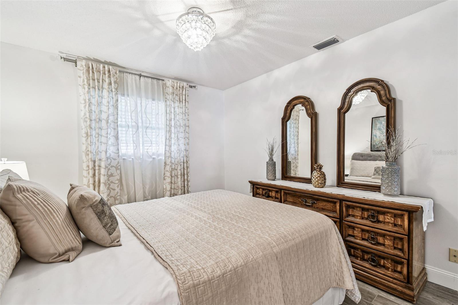 TWIN OAKS APTS - Residential