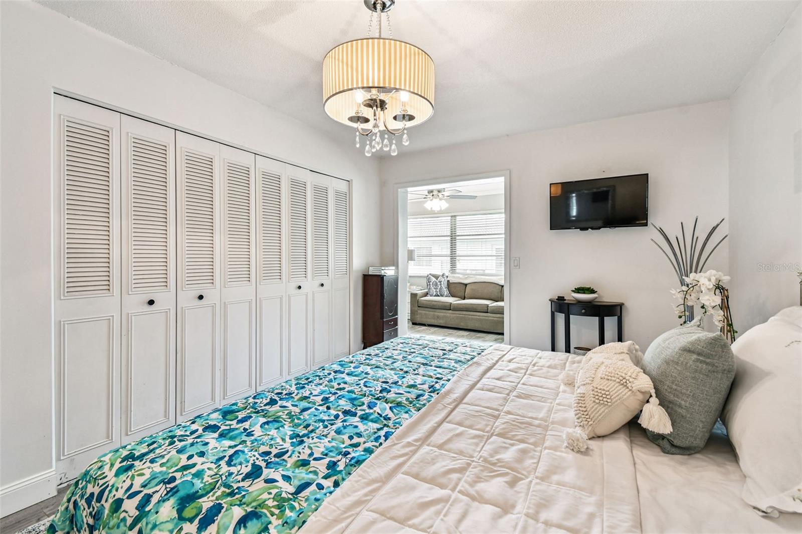 TWIN OAKS APTS - Residential
