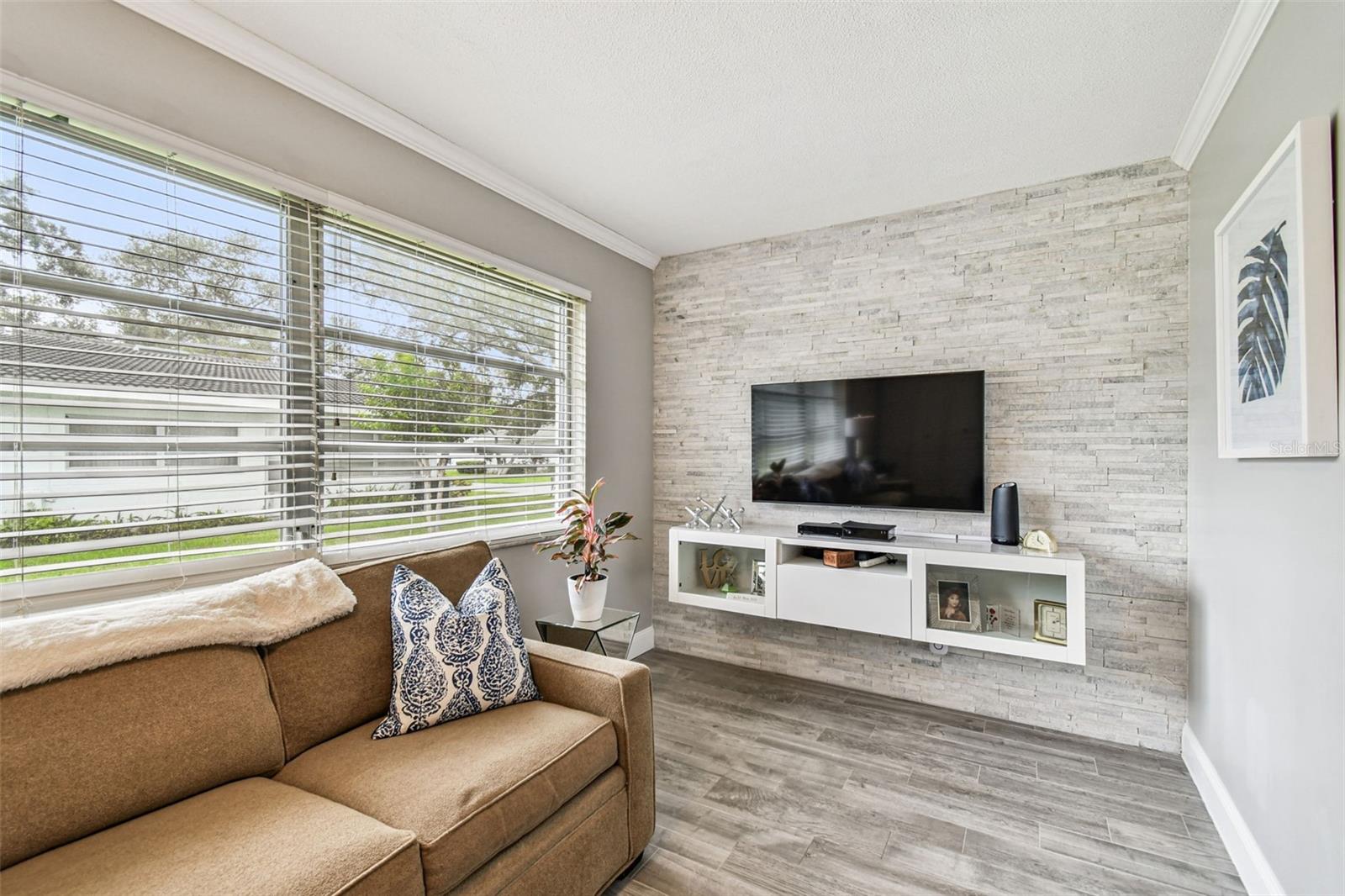TWIN OAKS APTS - Residential