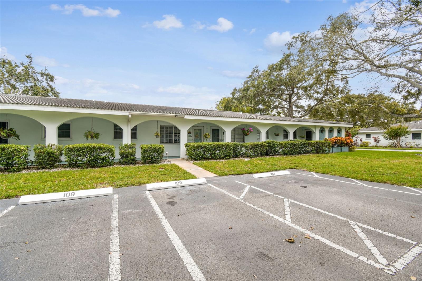 TWIN OAKS APTS - Residential