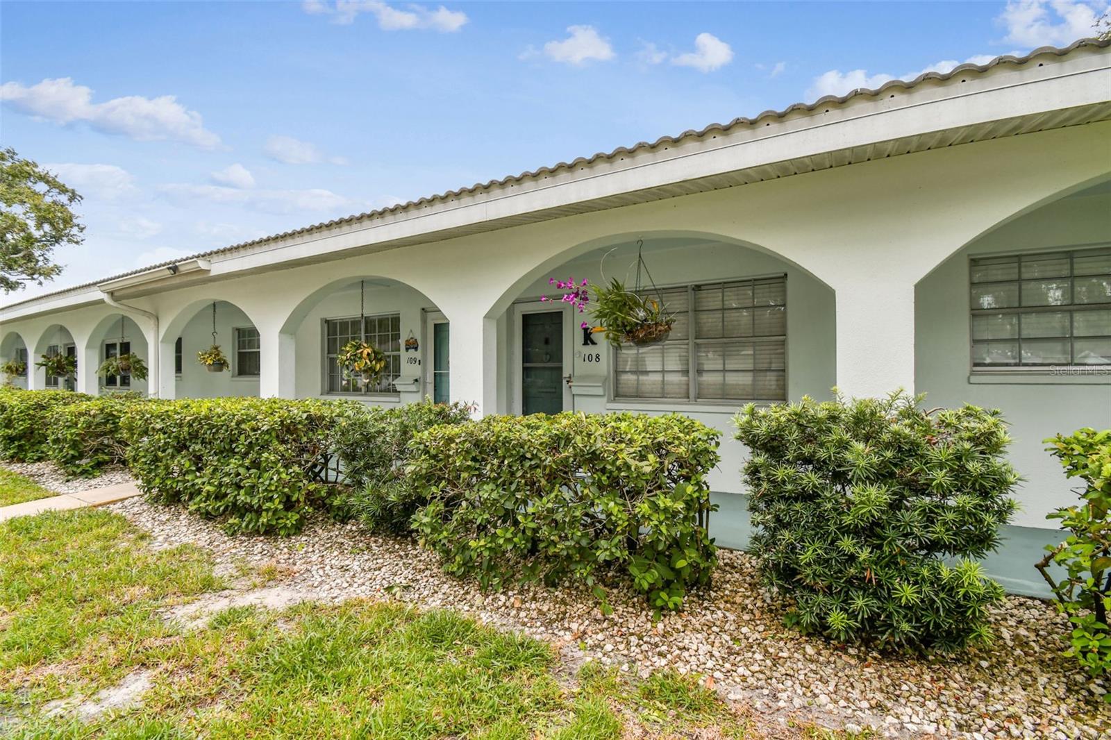 TWIN OAKS APTS - Residential