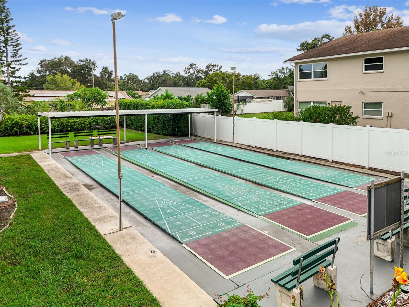TWIN OAKS APTS - Residential