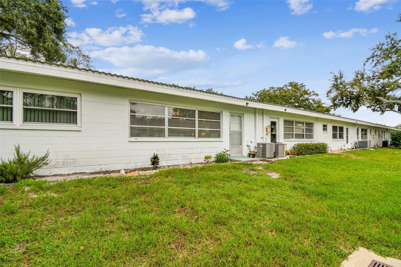 TWIN OAKS APTS - Residential