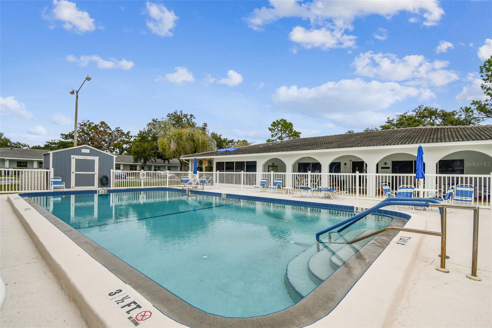 TWIN OAKS APTS - Residential