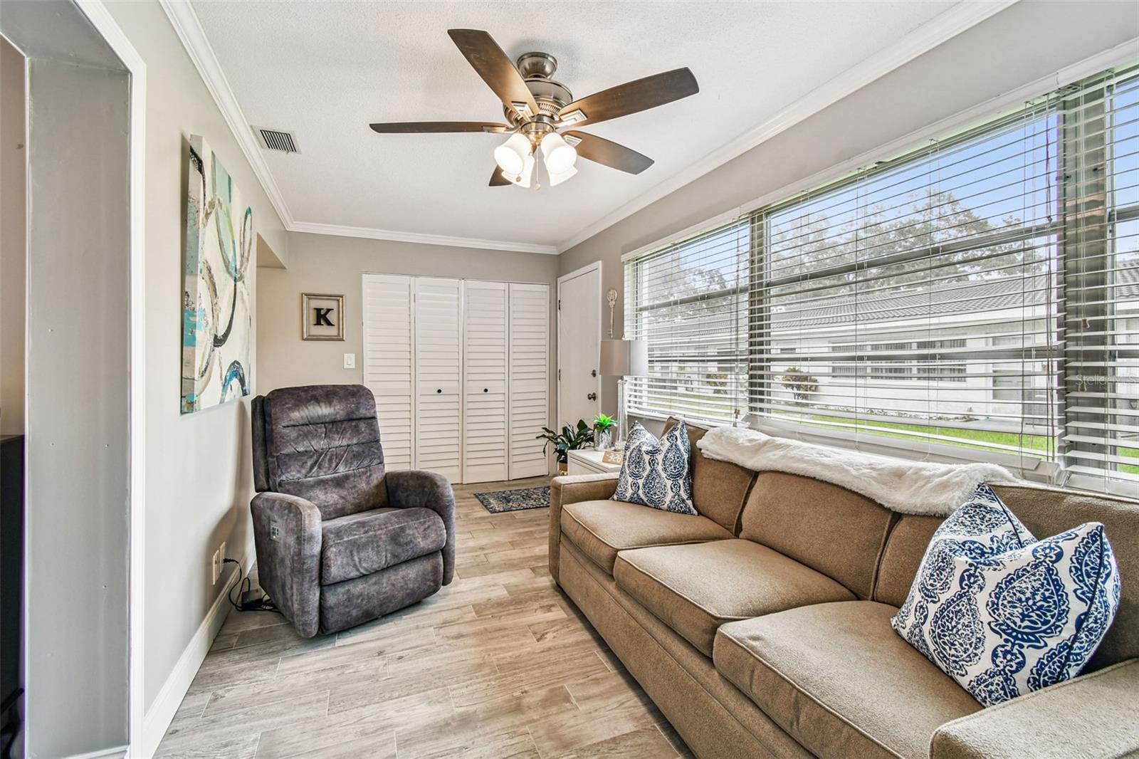 TWIN OAKS APTS - Residential