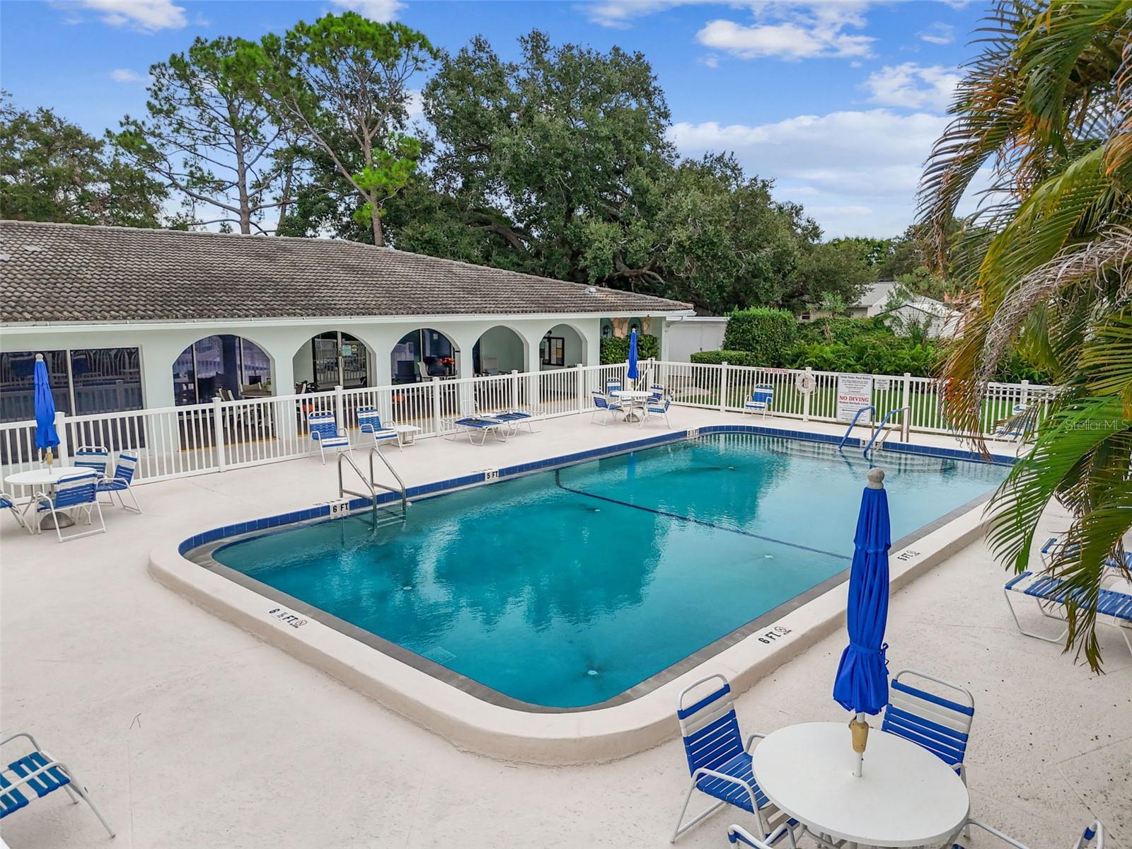 TWIN OAKS APTS - Residential