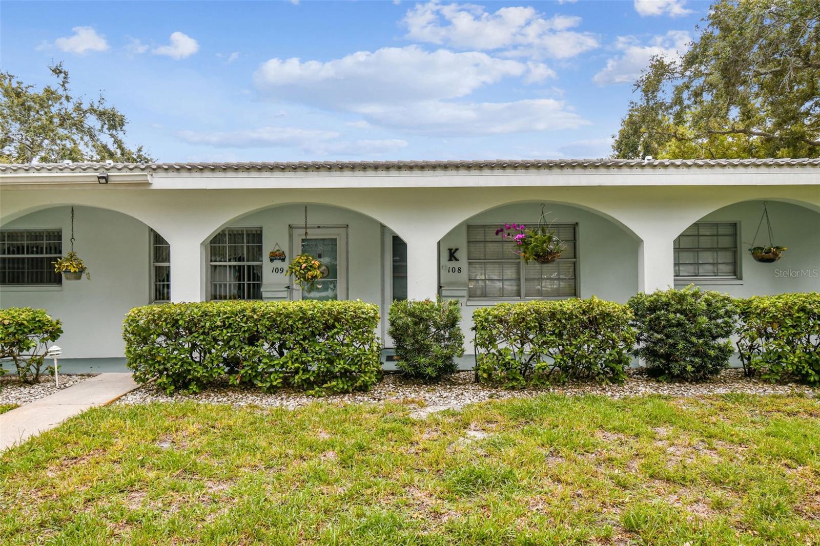 TWIN OAKS APTS - Residential