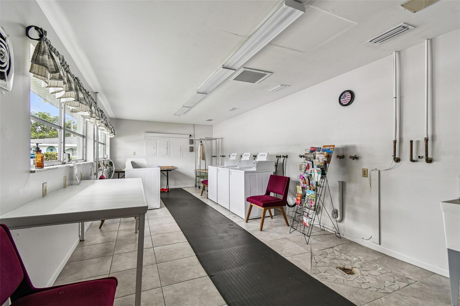 TWIN OAKS APTS - Residential
