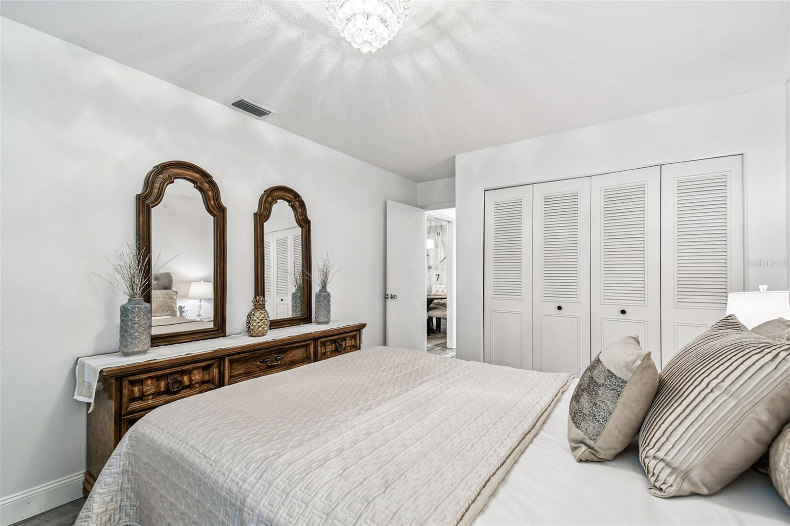 TWIN OAKS APTS - Residential