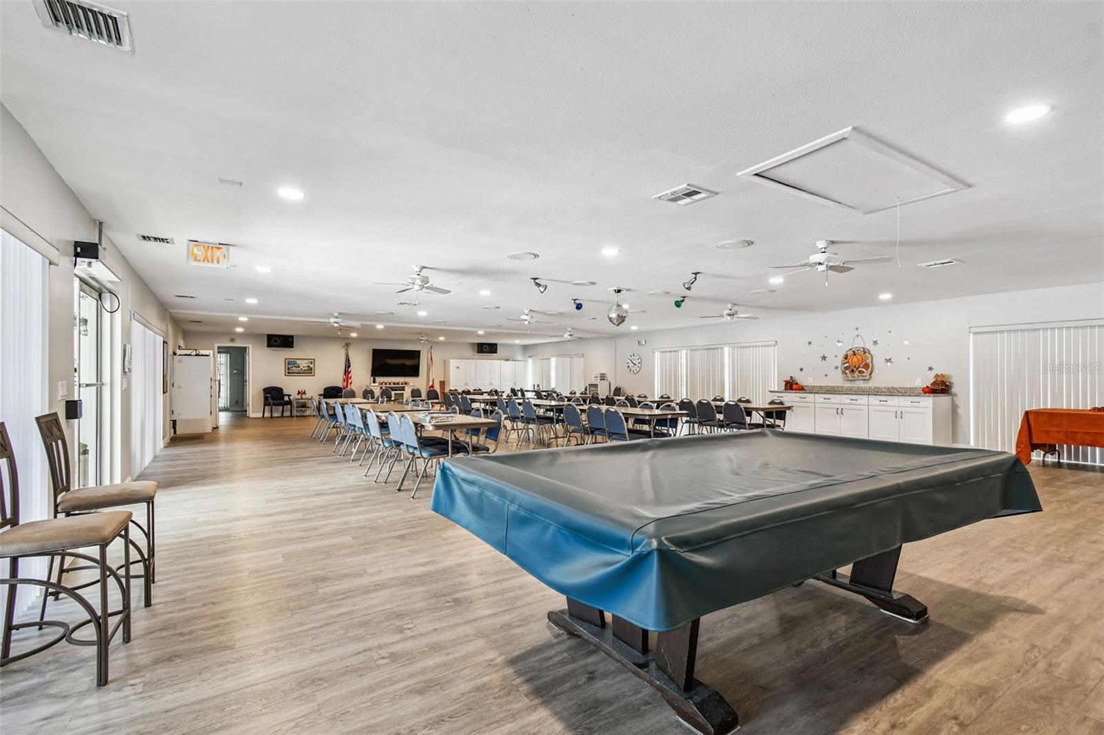 TWIN OAKS APTS - Residential