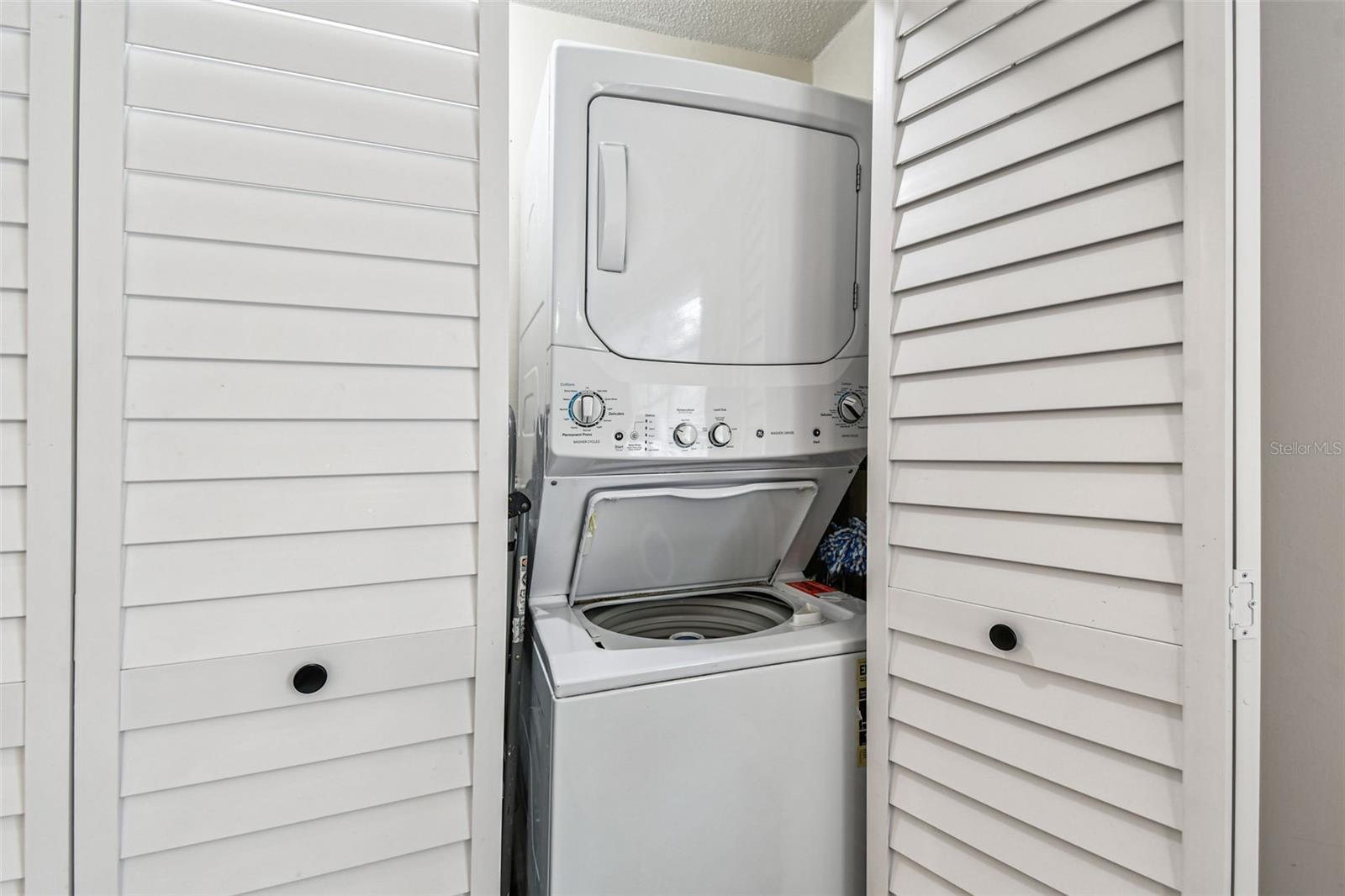 TWIN OAKS APTS - Residential