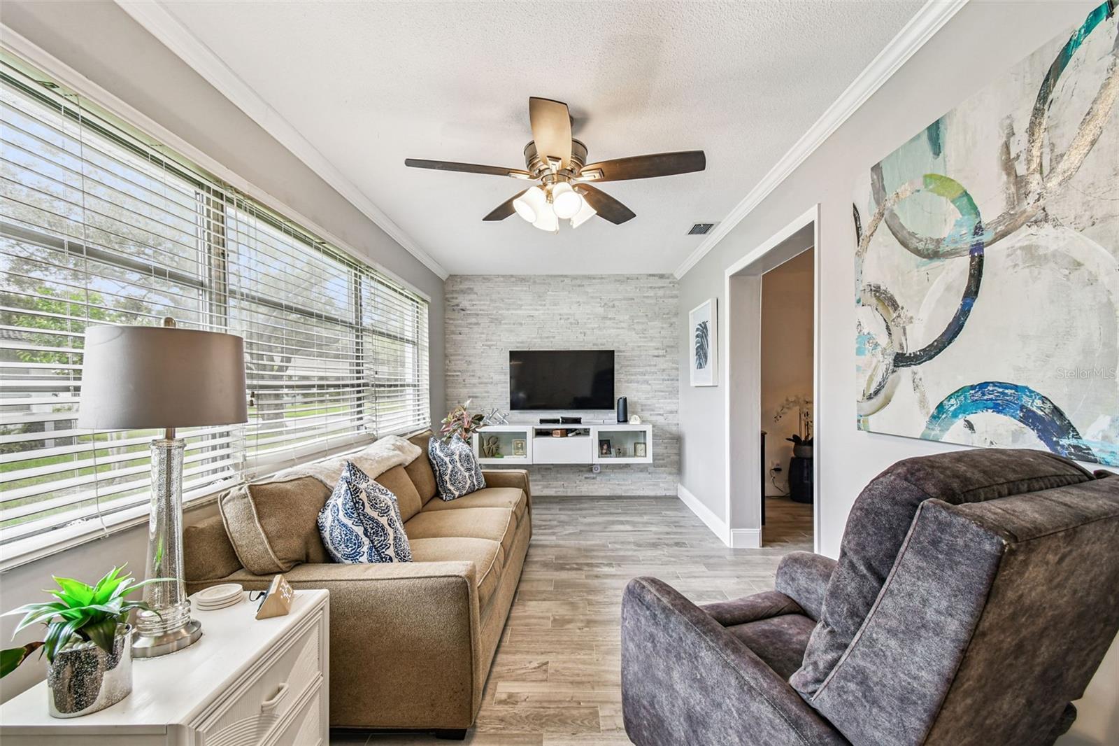 TWIN OAKS APTS - Residential