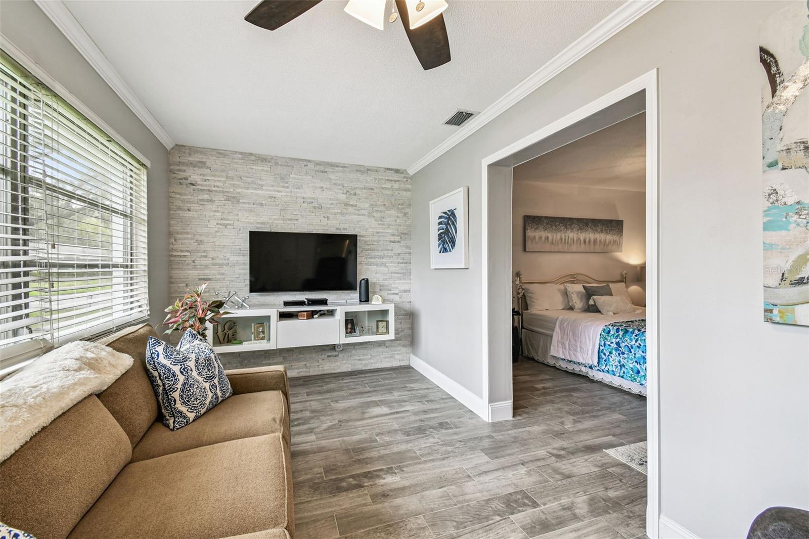 TWIN OAKS APTS - Residential