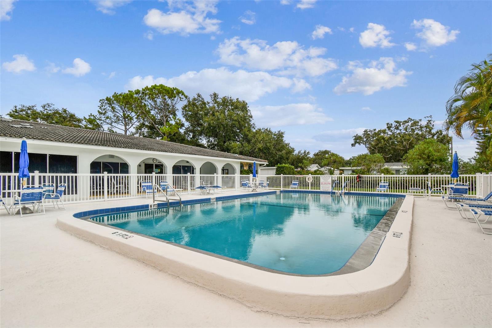 TWIN OAKS APTS - Residential