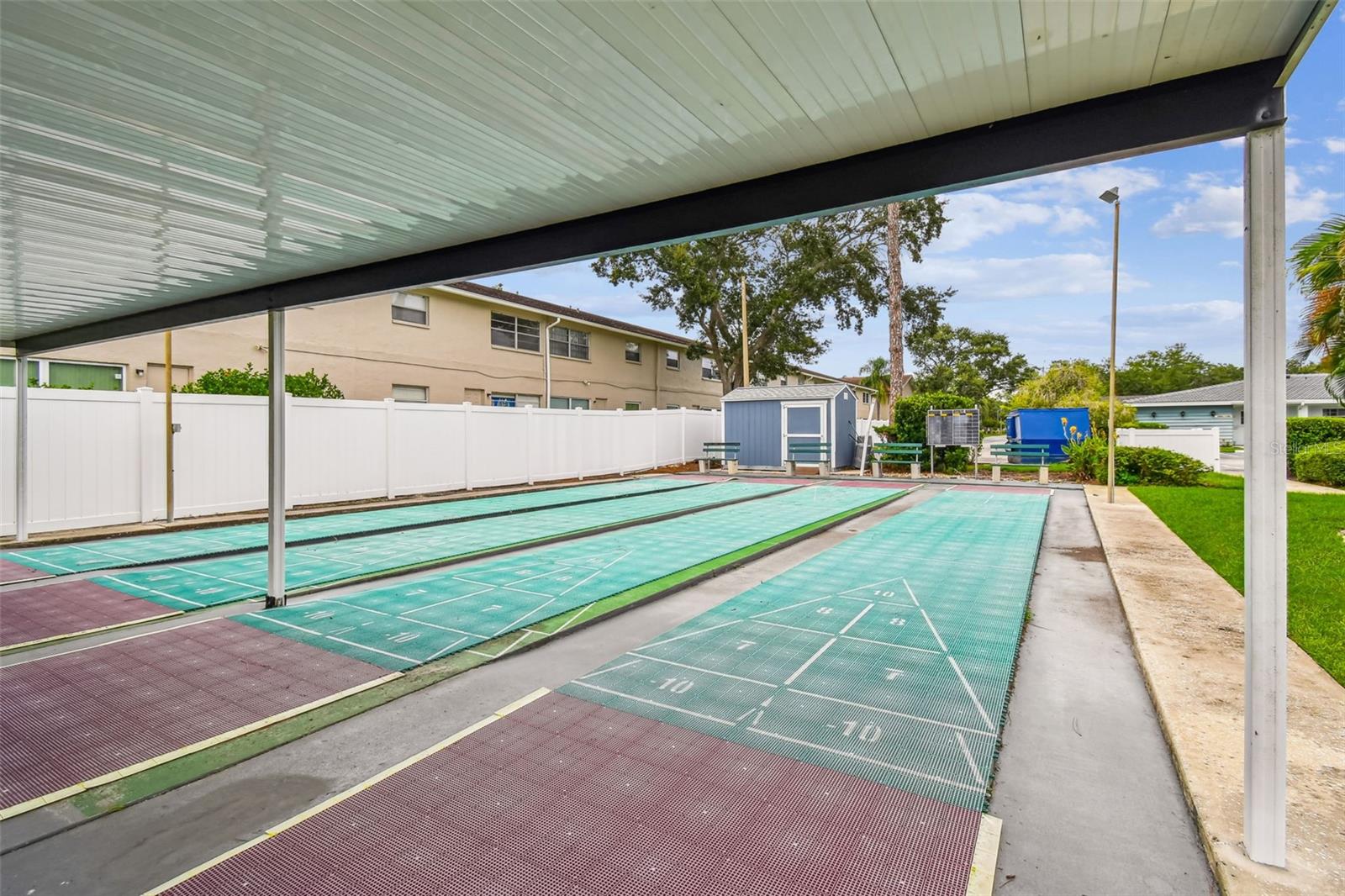 TWIN OAKS APTS - Residential