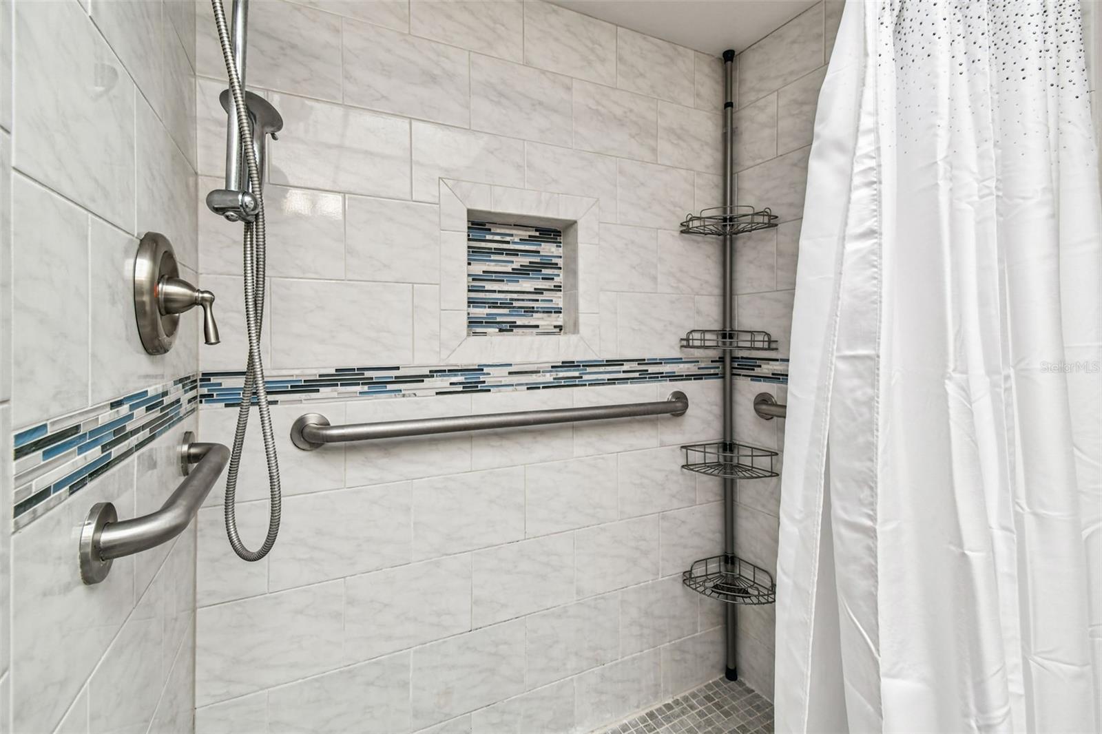 TWIN OAKS APTS - Residential