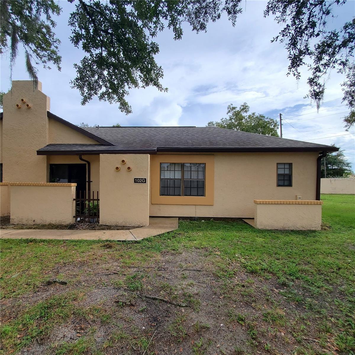 A nice maintenance free 2/2 split condo( located in quadplex), tile floor on living, kitchen and bedrooms, inside laundry closet. Private back patio and external storage room. Just minutes from shopping and restaurants. Only 1 parking (assigned) available