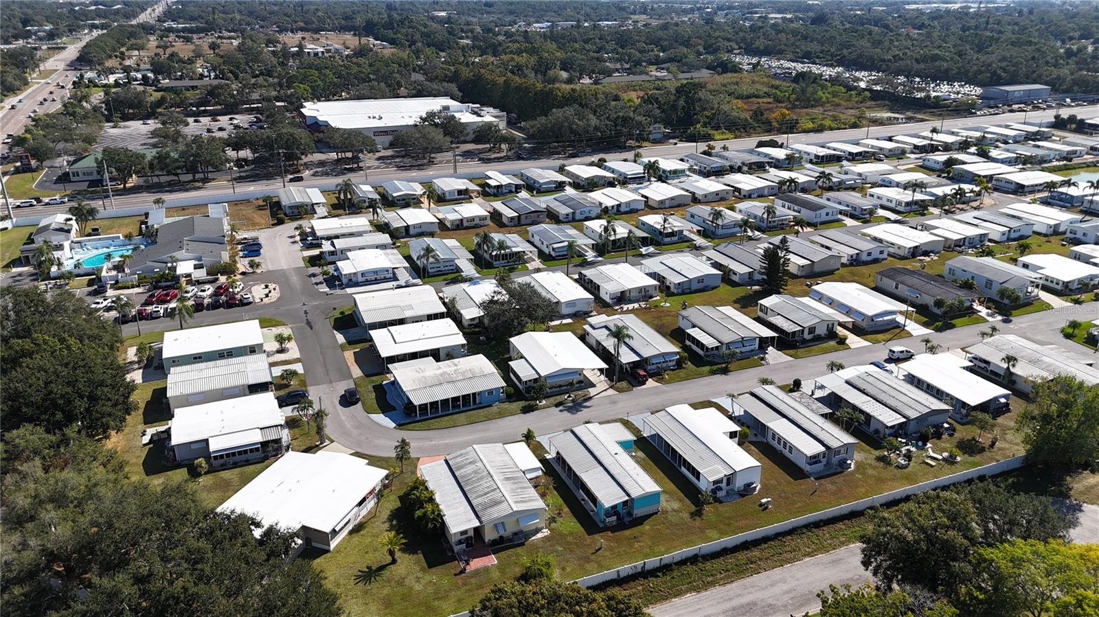 PALM LAKE ESTATES - Residential