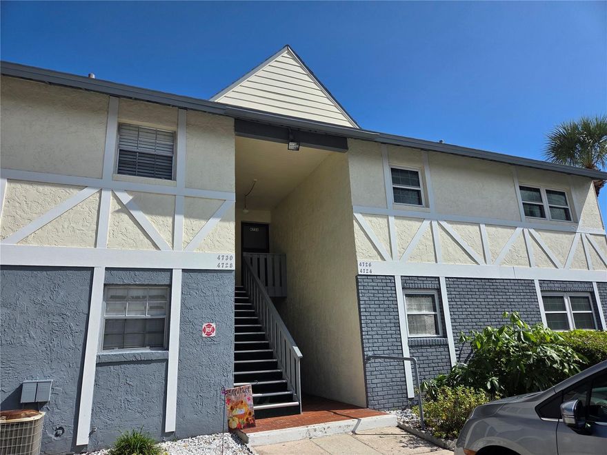 Nice 2 Bedroom and 2 Bathroom to lease, close to Walmarts, Publix and restaurants