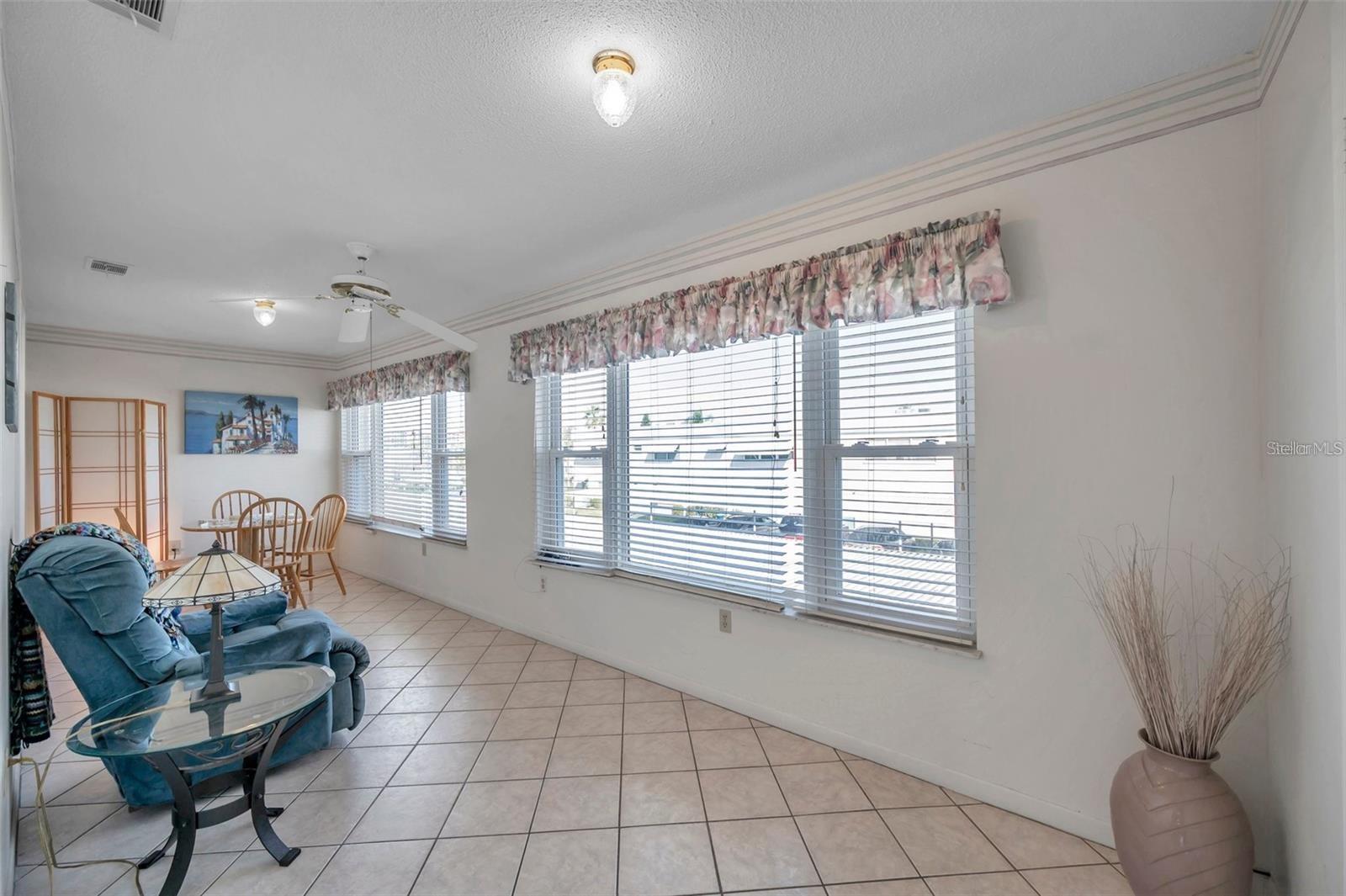 PARADISE SHORES - Residential