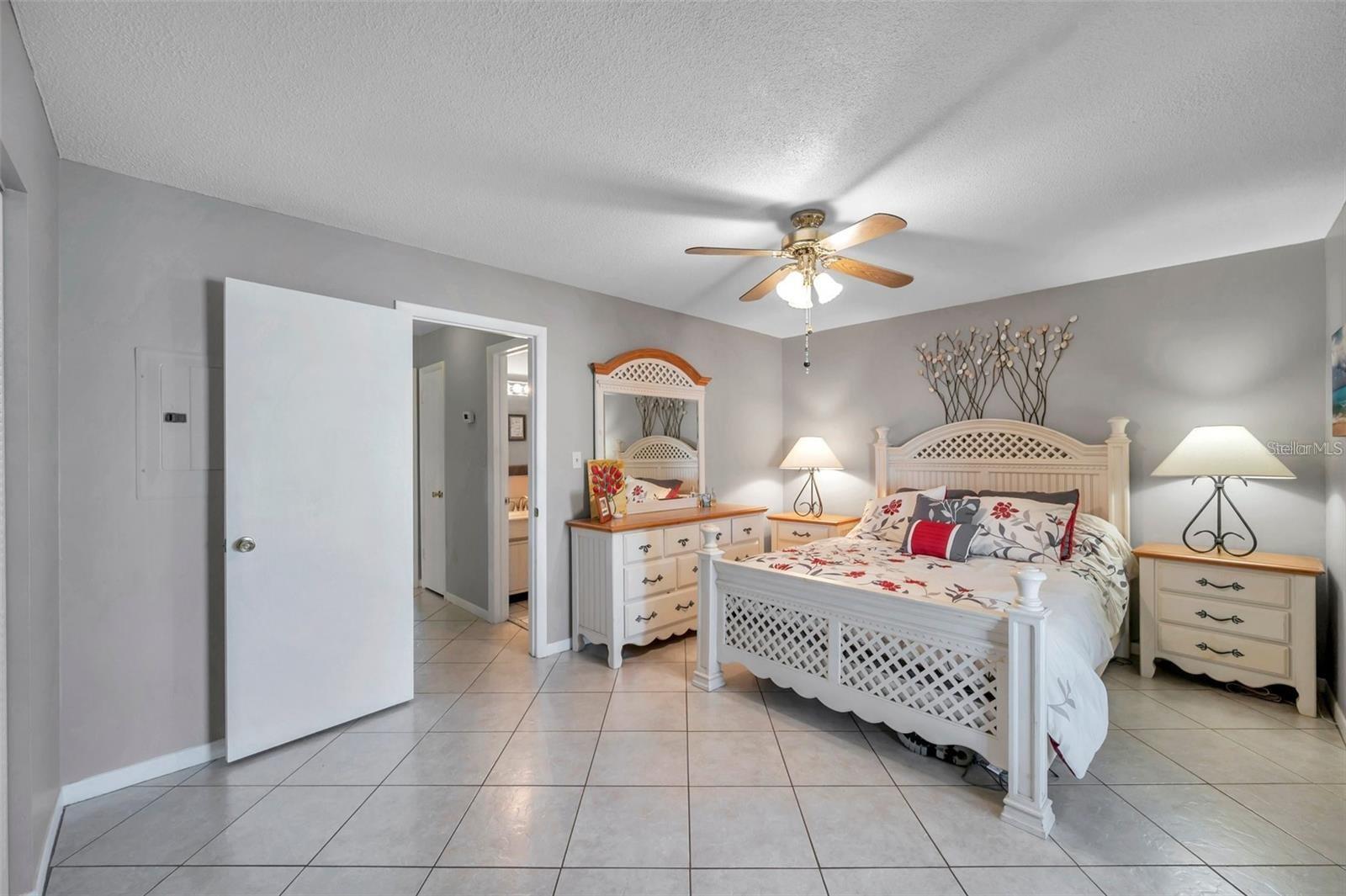 PARADISE SHORES - Residential