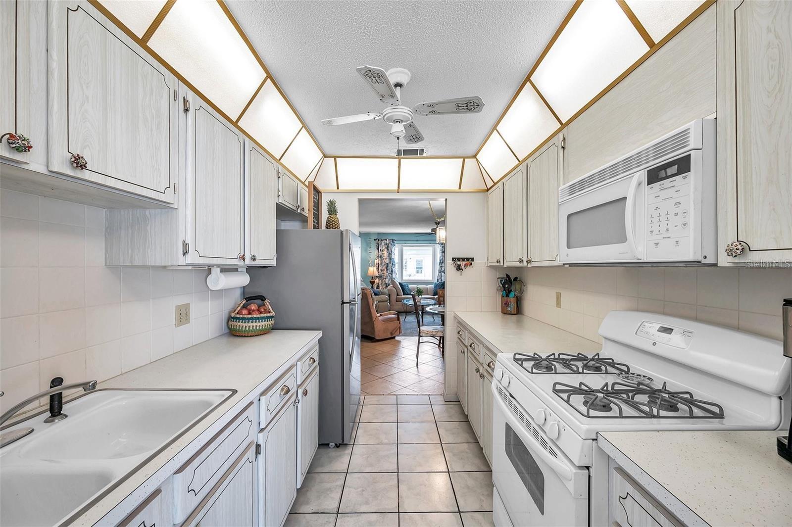 PARADISE SHORES - Residential