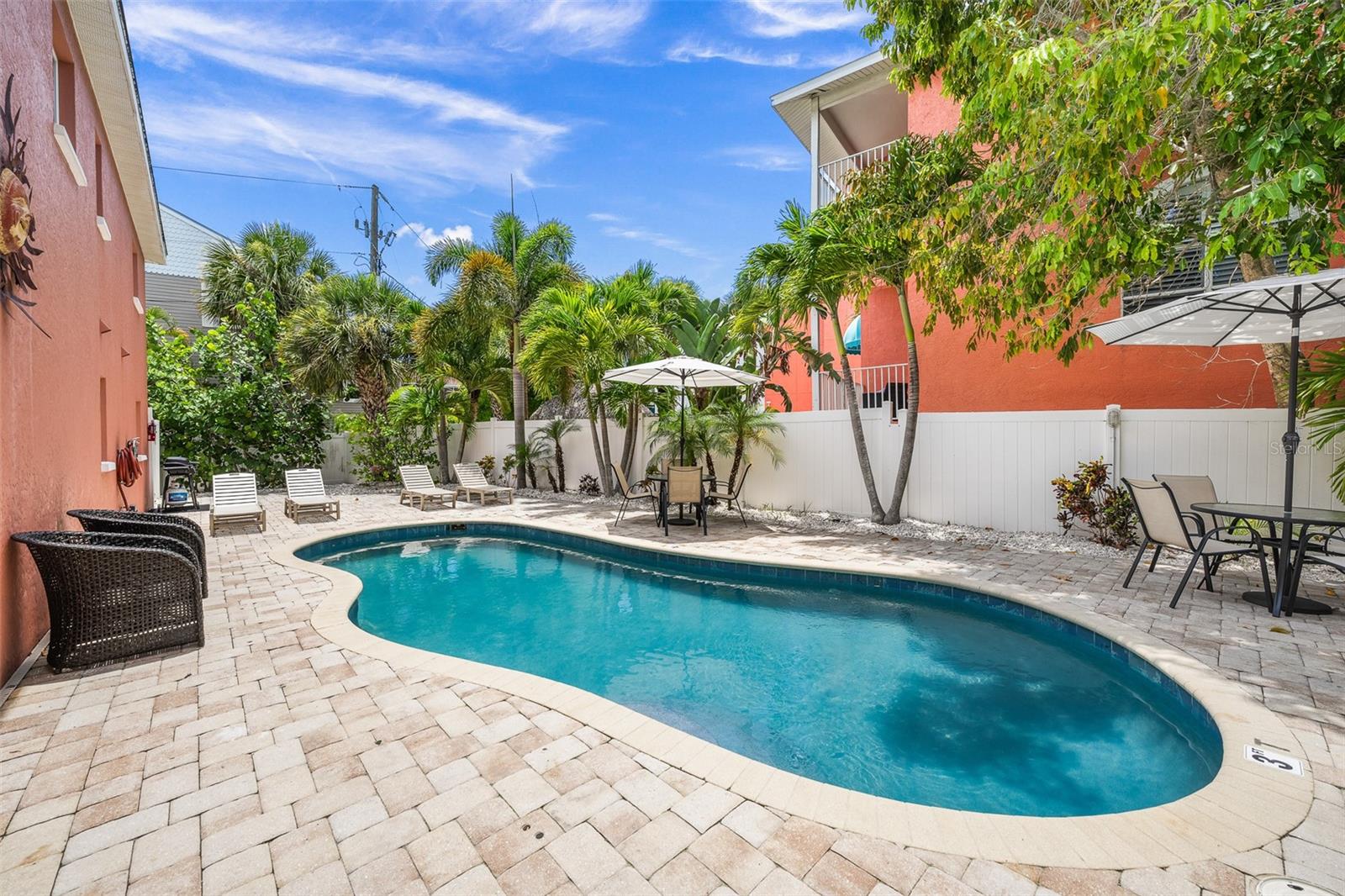 SARASOTA BEACH - Residential Income