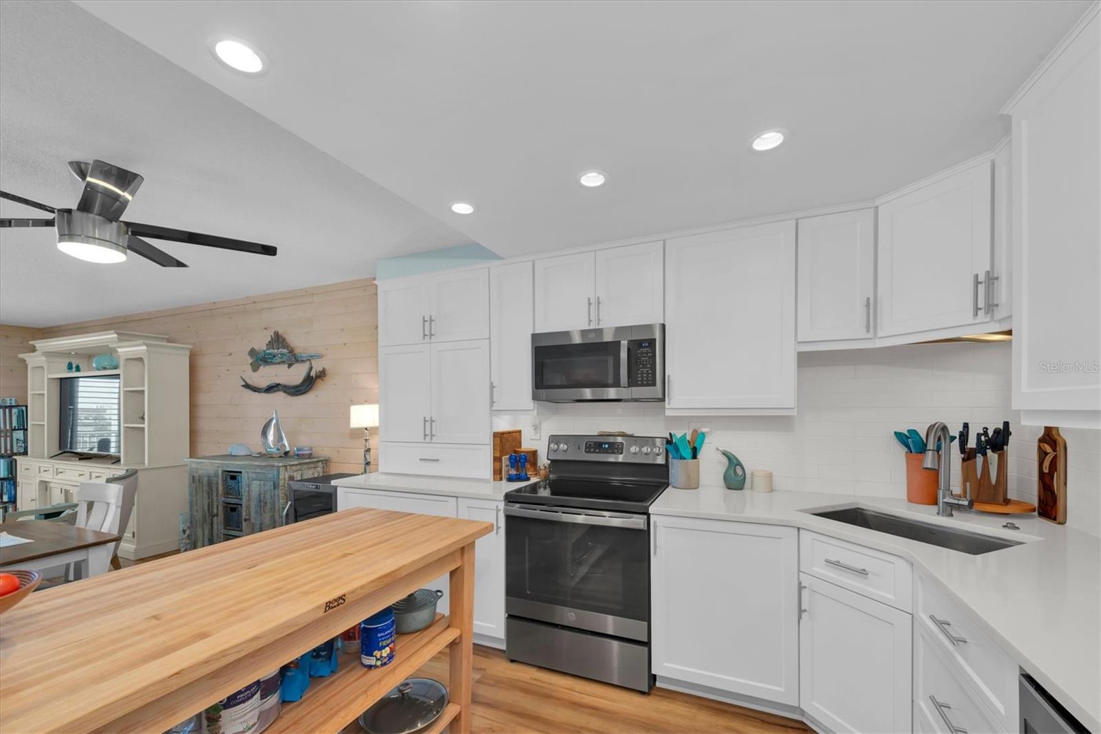 THREE PALMS POINTE CONDO - Residential