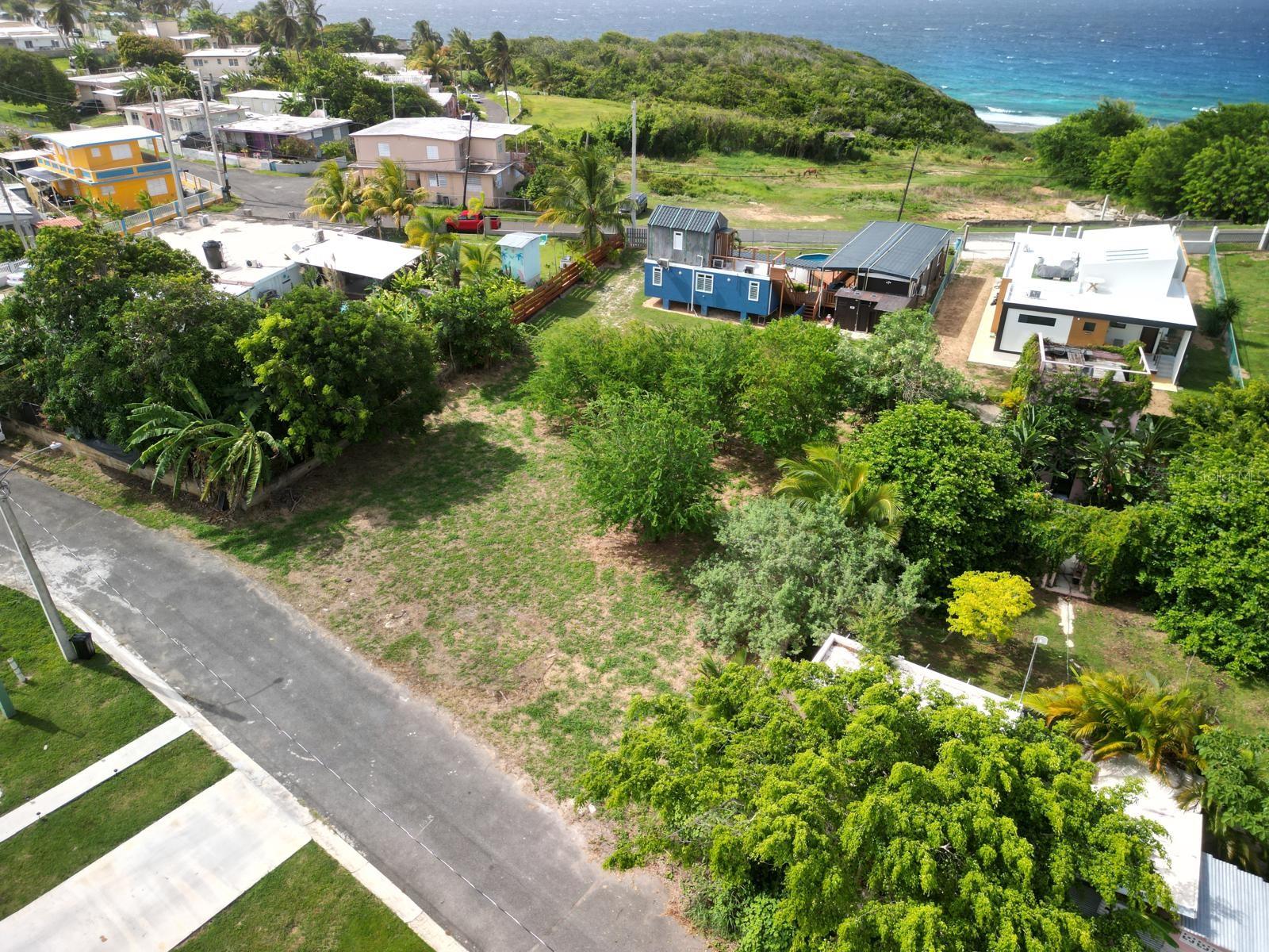 Land for Sale in Corchado Neighborhood, Isabela!
Cul-de-Sac – Privacy, Convenience, and Potential
We present this excellent opportunity to acquire a 700-square-meter, completely flat lot located on a cul-de-sac in the coveted Jobos neighborhood of Isabela.
Area: 700 m²
Topography: Completely flat – ideal for building
Location: Quiet street, perfect for living or investing
No restrictions – Bring your project and make it a reality!
Just minutes from Jobos Beach, supermarkets, schools, and restaurants. Whether you're looking to develop your dream home or an investment property, this lot offers a perfect combination of location, size, and freedom of use.
7 minutes from Villa Pesquera
10 minutes from Montones
12 minutes from Jobos