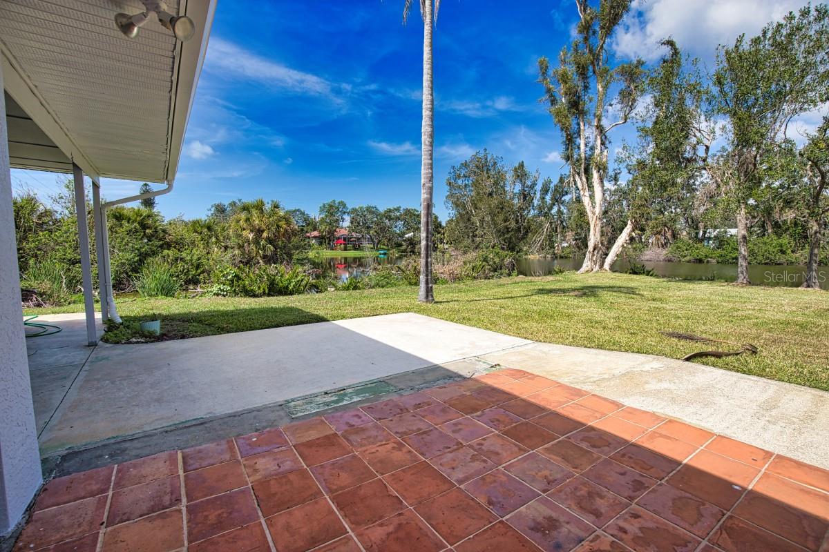 221 LAUREL ROAD E
