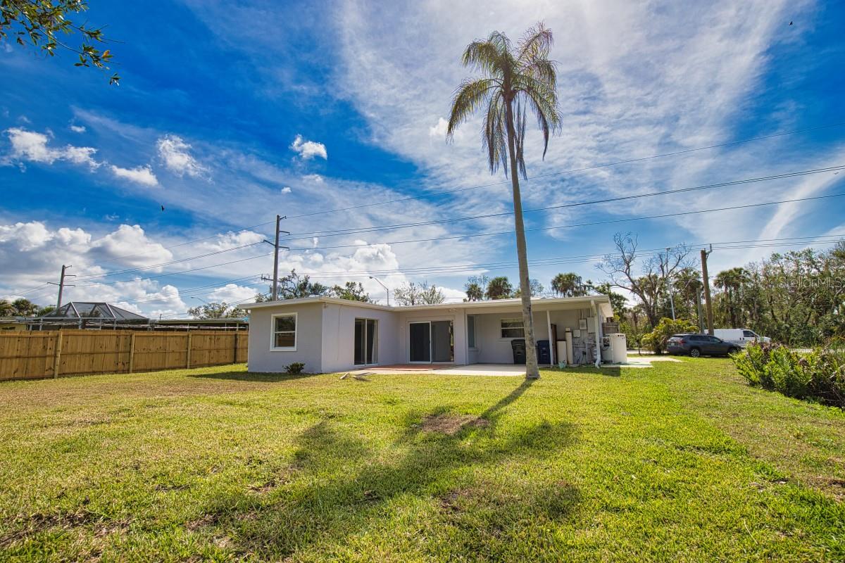 221 LAUREL ROAD E
