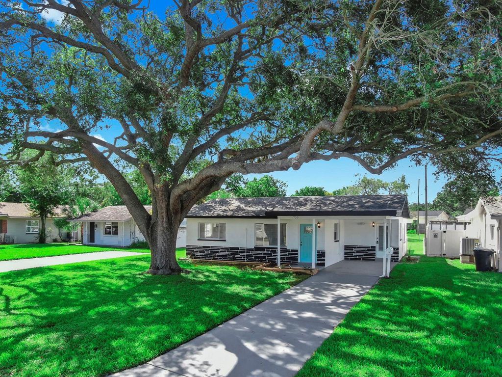 Photo of 730 Lynndale Street N, St Petersburg, FL 33703 (MLS # TB8437280)