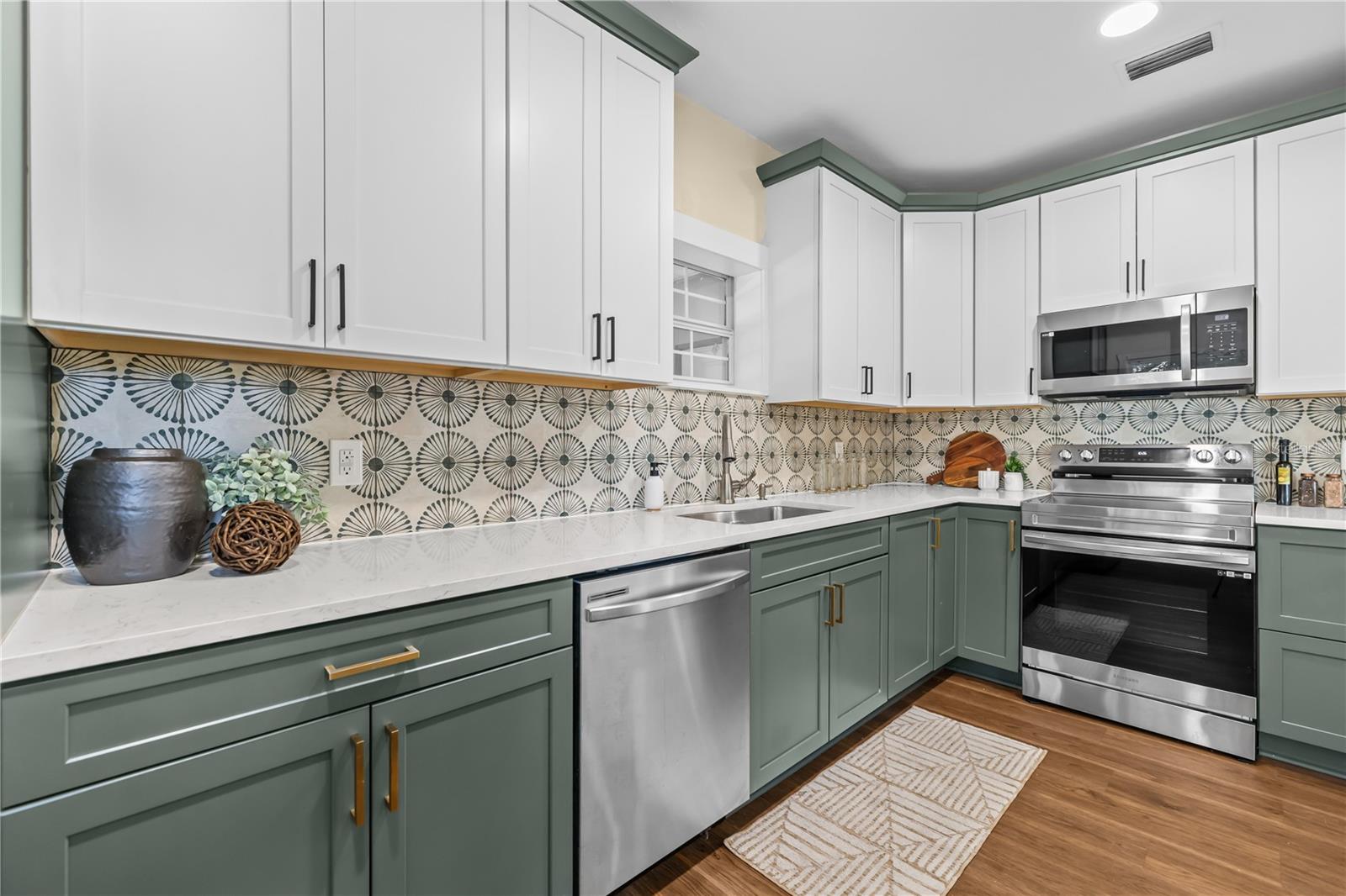 LAKEWOOD MANOR - Residential