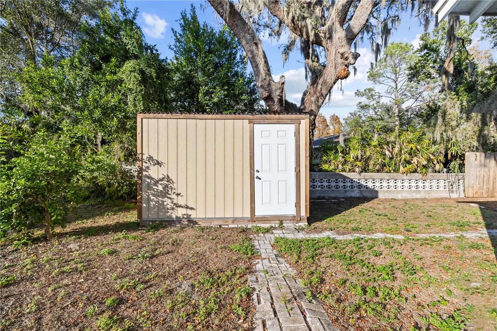 LAKEWOOD MANOR - Residential