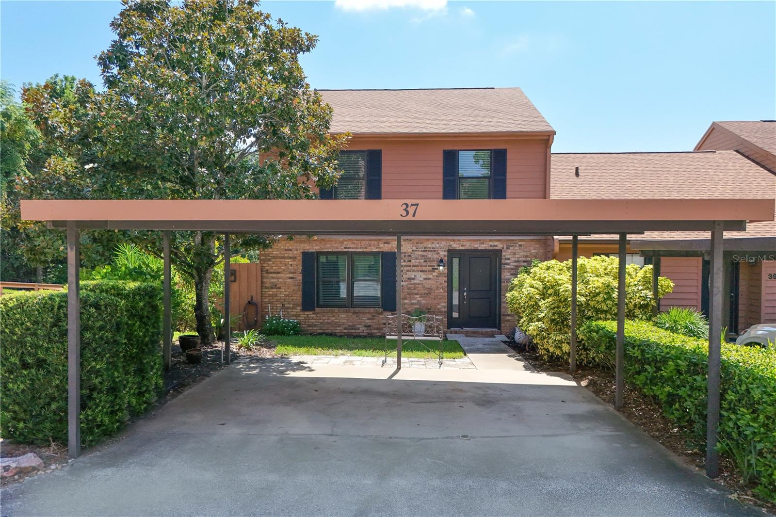 Lakefront Townhome on Lake Woodward in Eustis. 3 Bedrooms, 3 Full Bathrooms. Beautiful renovation in 2021 to include: New Roof, New Windows, New HVAC, New Luxury Vinyl Flooring throughout, All New Baths, New Kitchen with New Appliances, New Sliders to Screened Porch overlooking your Private Lakefront, New Washer and Dryer, New Ceilings (no popcorn), largest exterior wall replaced with Hardy Siding. You'll enjoy fabulous sunrises and rocket launches from this lakefront setting. Conveniently located 6 minutes to downtown Mount Dora!