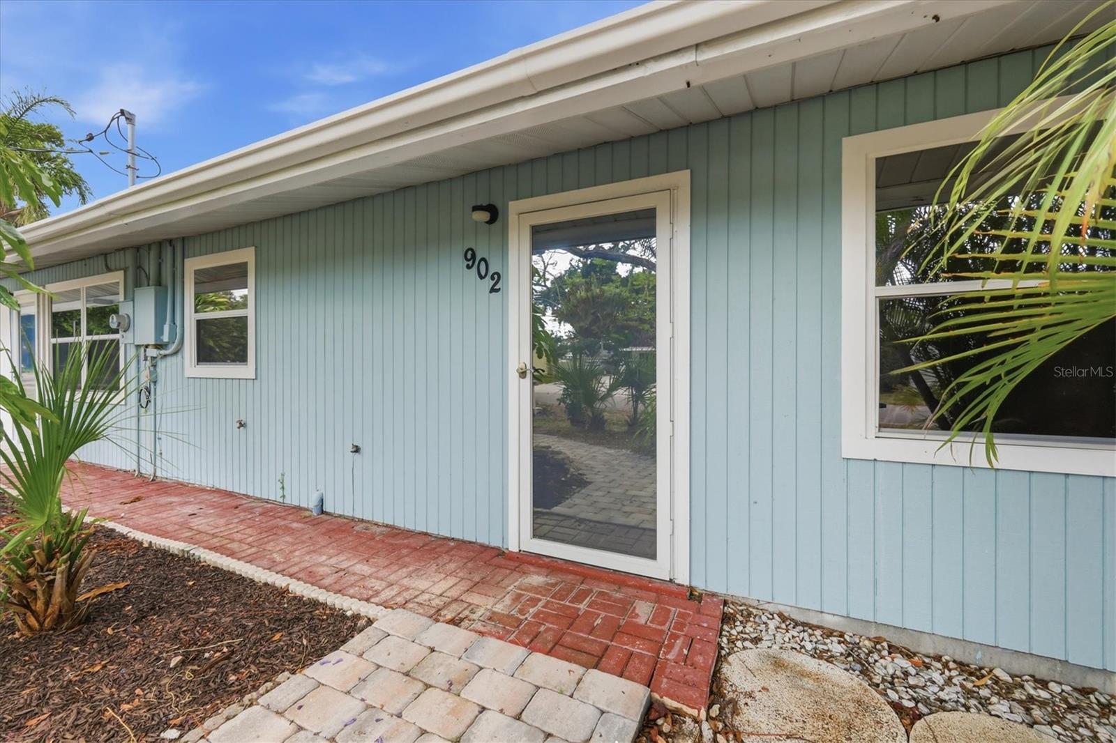 902 37TH STREET W