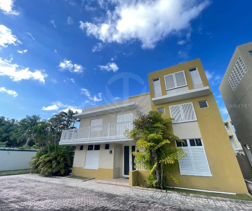 Spectacular three-level property in The Clusters Urbanization in Vega Alta / Dorado! Located on Highway 693, The Clusters urbanization has controlled access and virtual guard, and common areas such as a swimming pool, tennis court, passive park and mini golf. Excellent community. The property has two patios, a balcony, 4 bedrooms convertible to 5, 4 full bathrooms (one on the 1st level, two on the 2nd and one on the 3rd level), a large terrace and 2 designated parking spaces. Minutes from the beach, Dorado Beach East Golf Course, and restaurants and shops located in the Plaza Dorada shopping center. And 7 minutes from Orlando Health Dorado Hospital. Don't miss this opportunity and get in touch today.