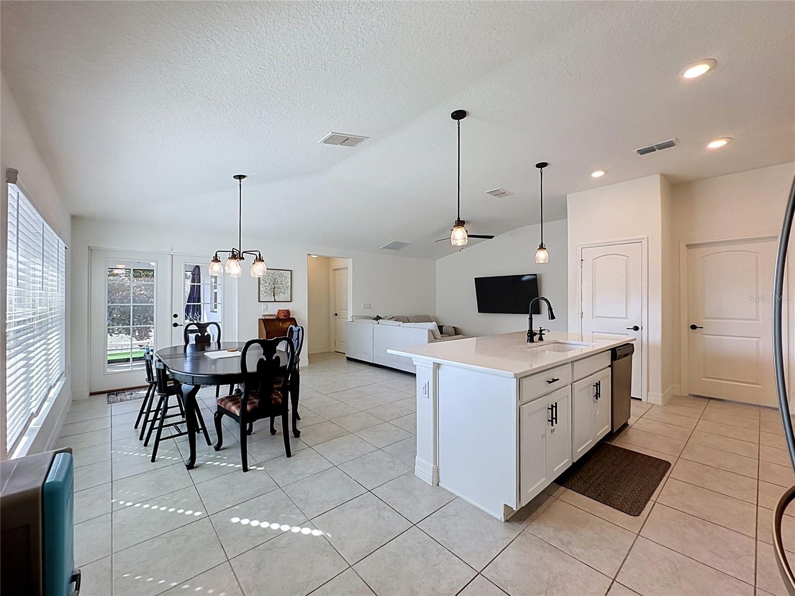 1124 PAPAYA CIR