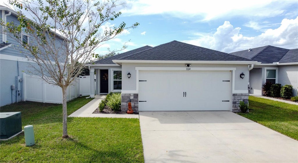 Photo of 1124 Papaya Cir, Davenport, FL 33897 (MLS # S5159701)