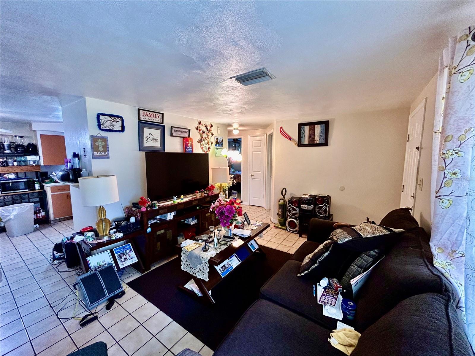 1415 RUSSEL LANE