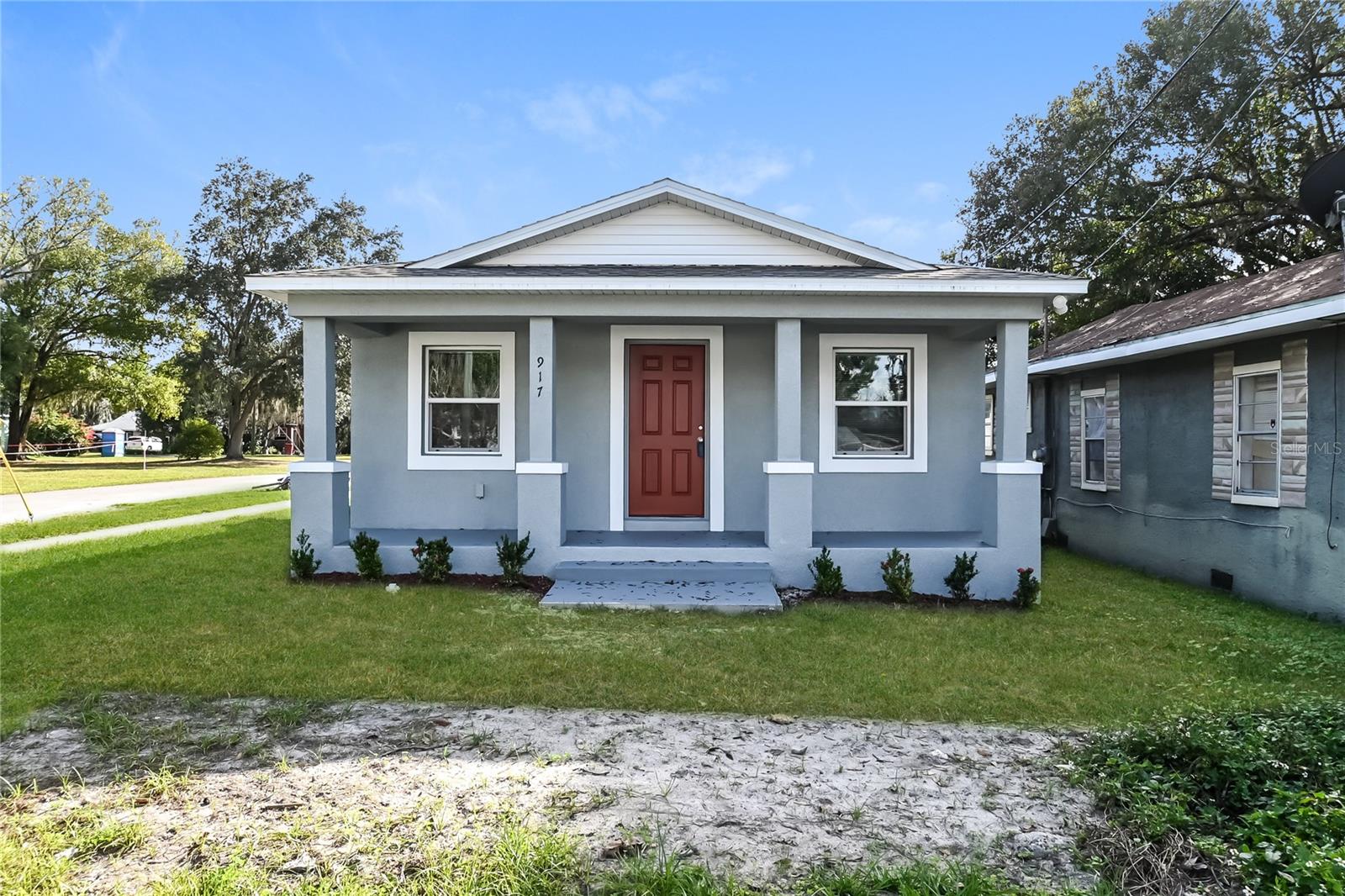Step into comfort and convenience at this charming 3-bedroom, 2-bath home, built in 2021 and just blocks from Plant City’s lively Commercial District. Whether you're moving across town or across the state, this newer home offers the perfect blend of modern style and small-town charm.
Enjoy 1,248 square feet of thoughtfully designed living space featuring an open-concept kitchen and living room—ideal for relaxing or entertaining. With updated systems, contemporary finishes, and a prime location near downtown shops, dining, and events, this home checks every box.