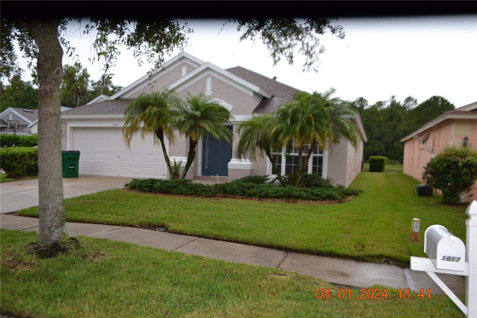 GORGOUS SINGLE STORY -4 BEDROOM 2 BATH HOME LOCATED ON POND! 1936 SQUARE FEET, FAMILY ROOM WITH WOOD FLOORING OPEN KITCHEN WITH EAT IN SPACE, AND GREAT ROOM COMBO. SPLIT BEDROOM PLAN WITH LARGE PRIMARY SUITE. BLINDS, CEILING FANS, ALL APPLIANES. INSIDE LAUNDRY ROOM, DOUBLE CAR GARAGE, HOME HAS HUGE SCREENED PATIO. DESIRED LEXINGTON OAKS OFFERS COMMUNITY POOL, PLAYGROUND AND CLUBHOUSE.