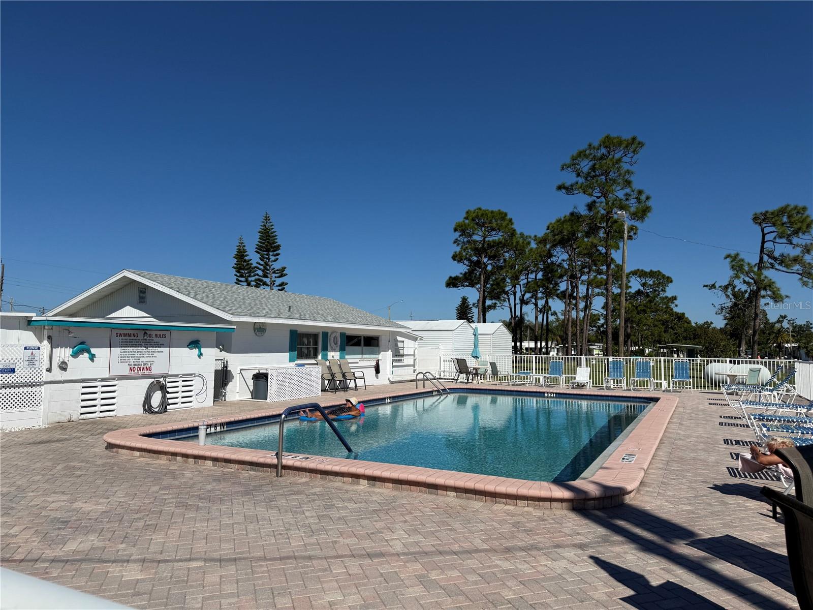 COLONIAL MANOR - Residential