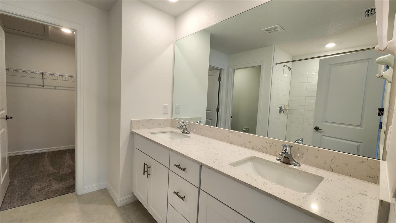 D06 HAWK TOWNHOMES - Residential Lease