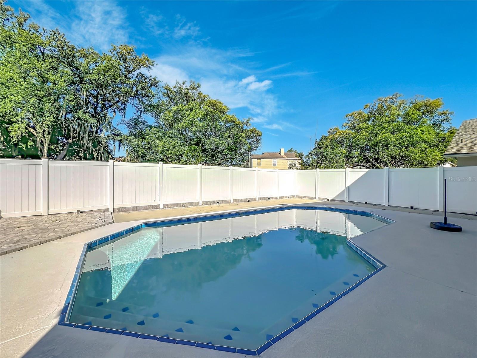 1593 LAWNDALE CIRCLE