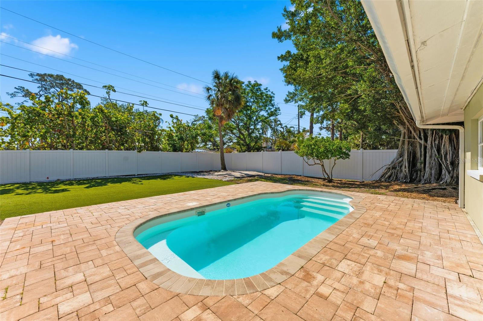 SUN-LIT SHORES - Residential