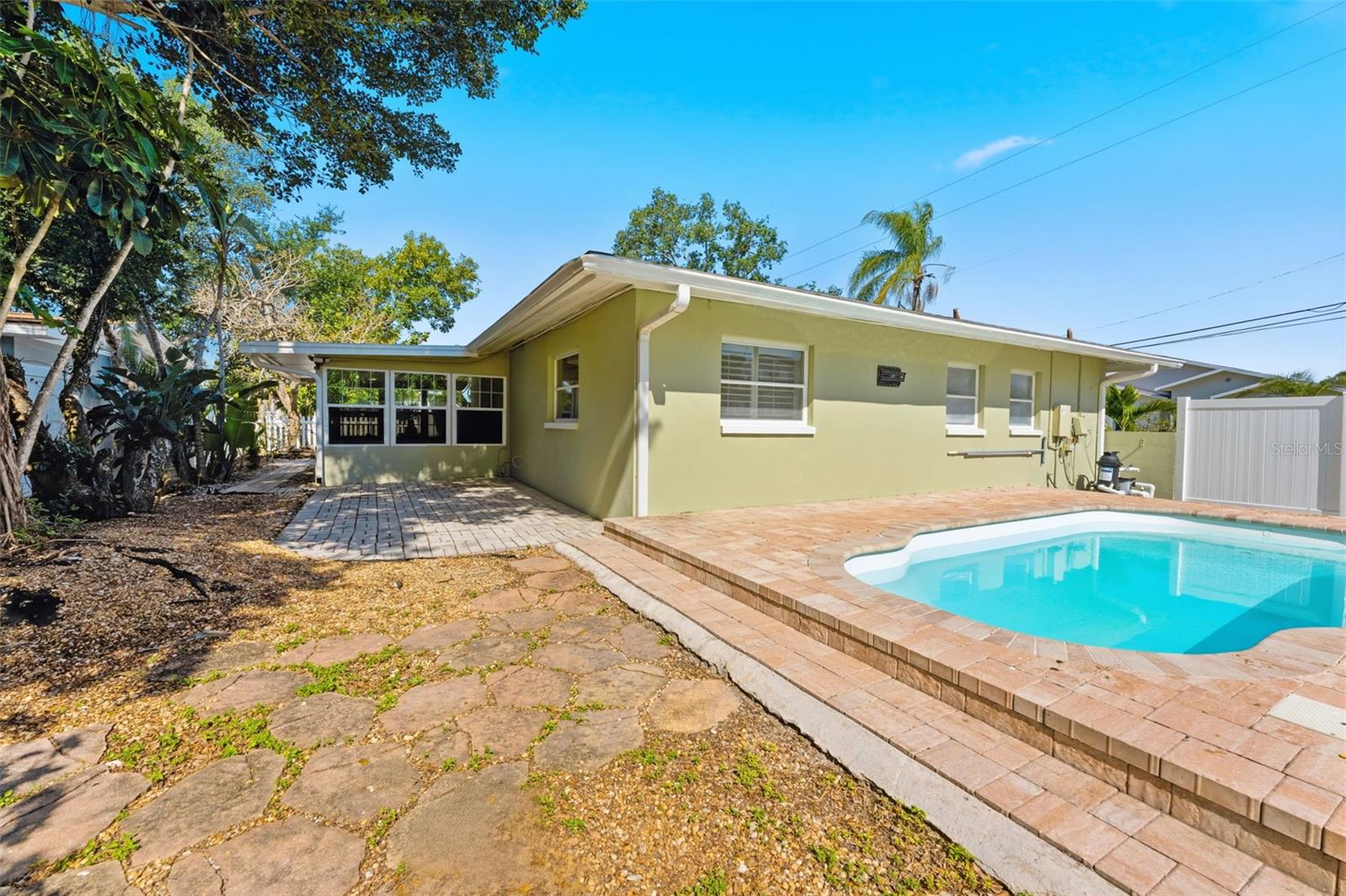 SUN-LIT SHORES - Residential